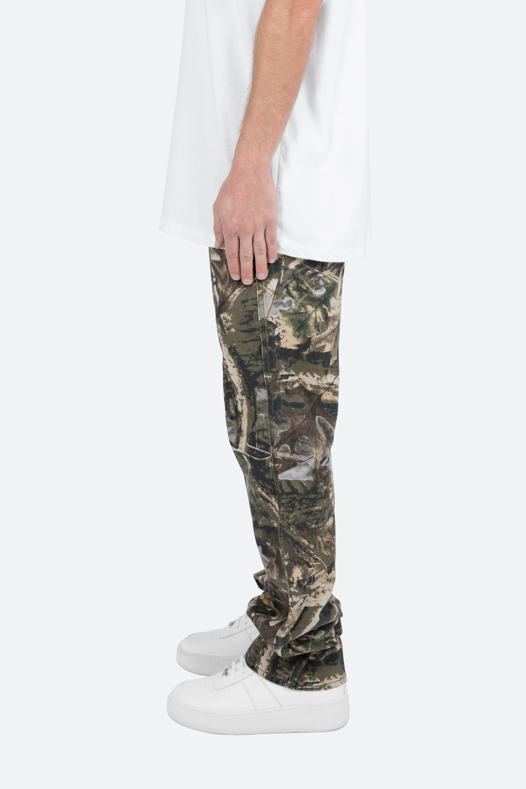 Jeans uomo baggy mimetici, stampa camouflage verde oliva. Pantaloni comodi e ampi per un outfit casual vintage.