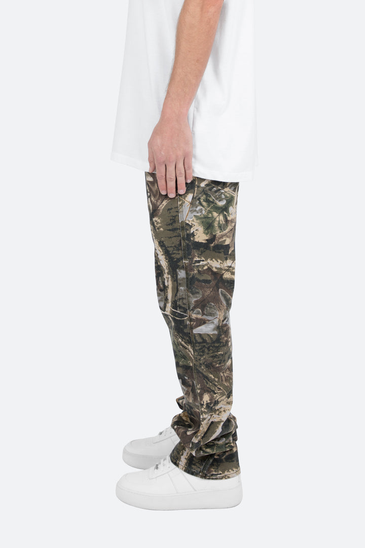 Jeans uomo baggy mimetici, stampa camouflage verde oliva. Pantaloni comodi e ampi per un outfit casual vintage.
