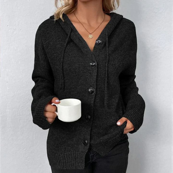 Modella sorridente con cardigan donna leggero Vega, cappuccio, abbigliamento casual e confortevole.