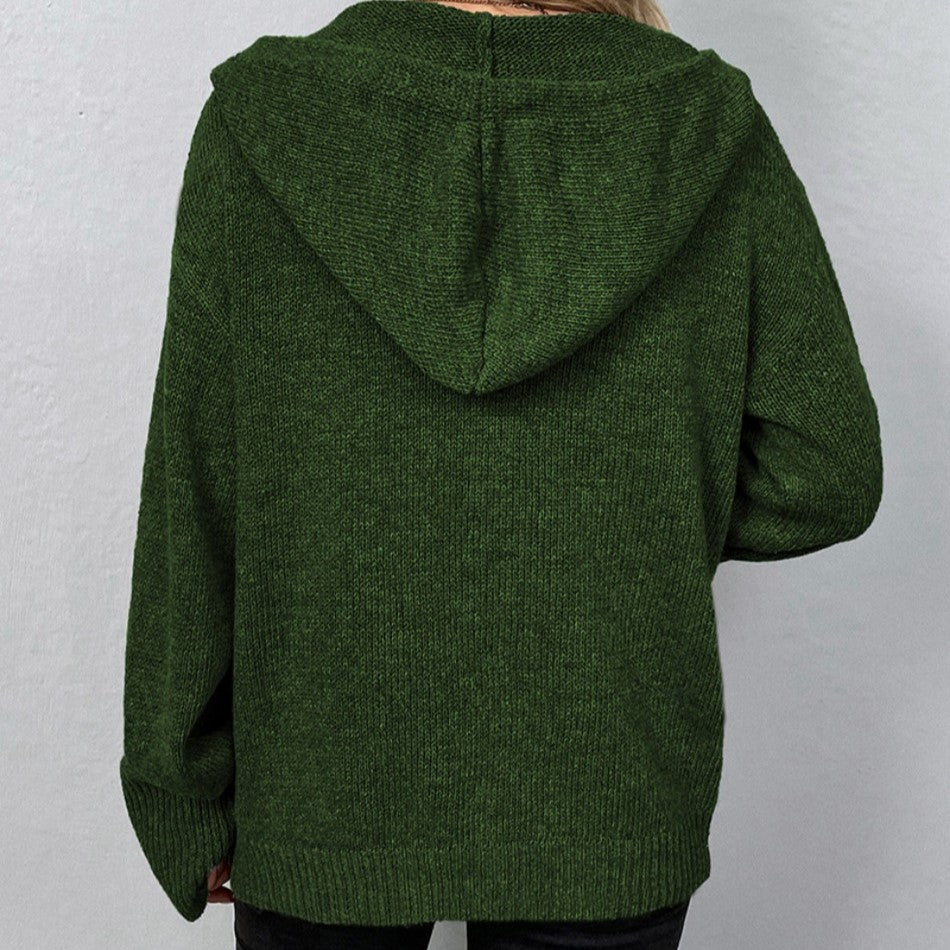 Dettaglio del cappuccio morbido e del tessuto leggero del cardigan donna Vega, per comfort e stile.