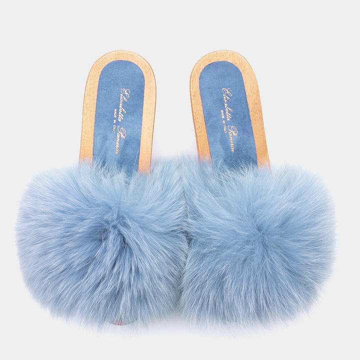 Zoccolo da donna in legno con morbida pelliccia di volpe celeste. Sandalo artigianale italiano per l'estate.