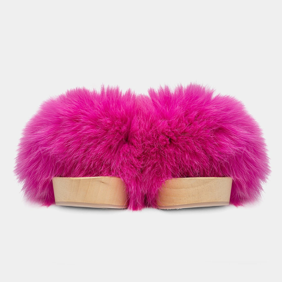 Zoccoli da donna di design con tacco in legno e lussuosa fascia in pelliccia di volpe fucsia. Calzatura estiva.