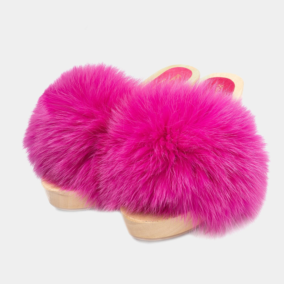 Zoccoli da donna in legno artigianali Made in Italy con lussuosa fascia di volpe fucsia, ideali per l'estate.