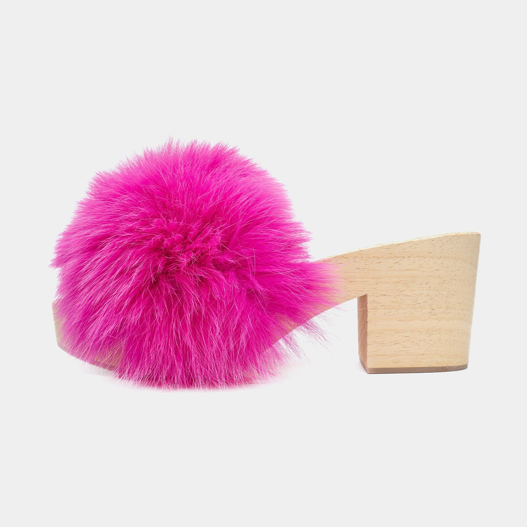 Zoccoli da donna con tacco in legno e vistosa fascia di volpe fucsia, perfetti per un tocco di lusso estivo.