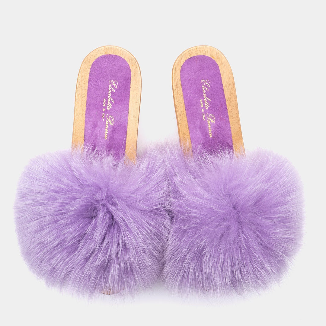 Zoccolo lilla da donna in legno e vera volpe, calzatura artigianale che unisce comfort ed eleganza.