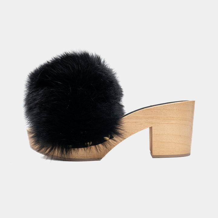 Elegante zoccolo estivo da donna in legno, con lussuosa fascia in volpe, look sofisticato Versilia.