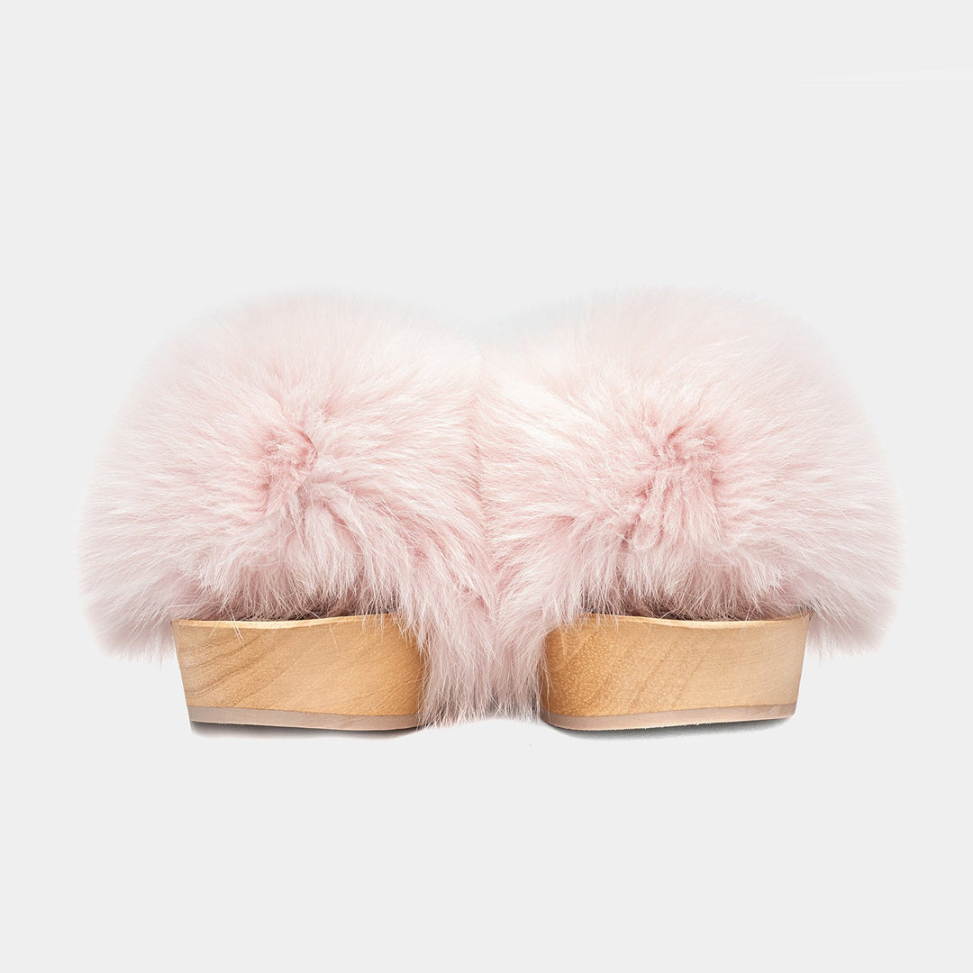 Zoccoli donna con plateau in legno e fascia in volpe rosa. Perfetti per un tocco di lusso ed eleganza estiva. Made in Italy.