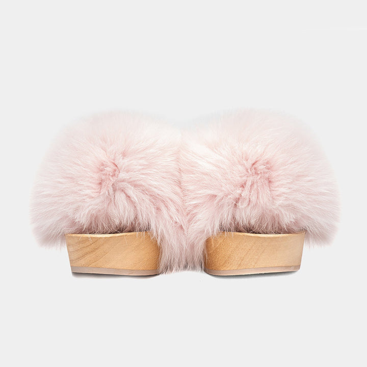 Zoccoli donna con plateau in legno e fascia in volpe rosa. Perfetti per un tocco di lusso ed eleganza estiva. Made in Italy.