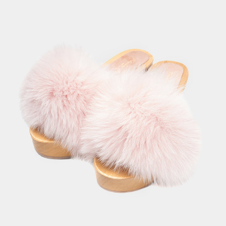 Zoccolo da donna in legno con morbida fascia in volpe rosa. Calzatura estiva lussuosa e artigianale Made in Italy.