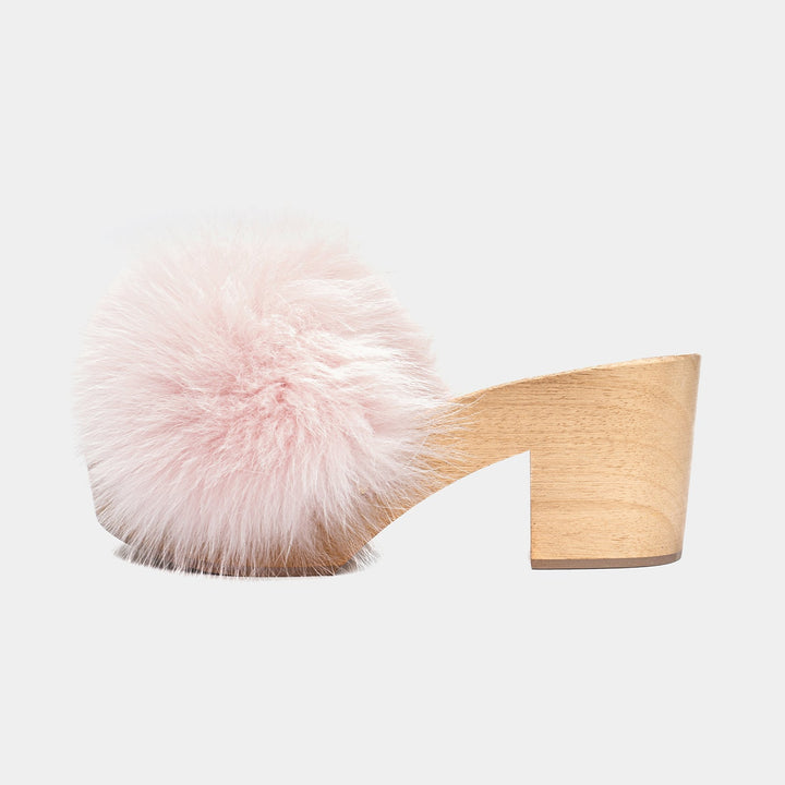 Zoccoli donna comodi e chic, con base in legno e fascia in volpe rosa. Calzature estive artigianali italiane per eleganza.