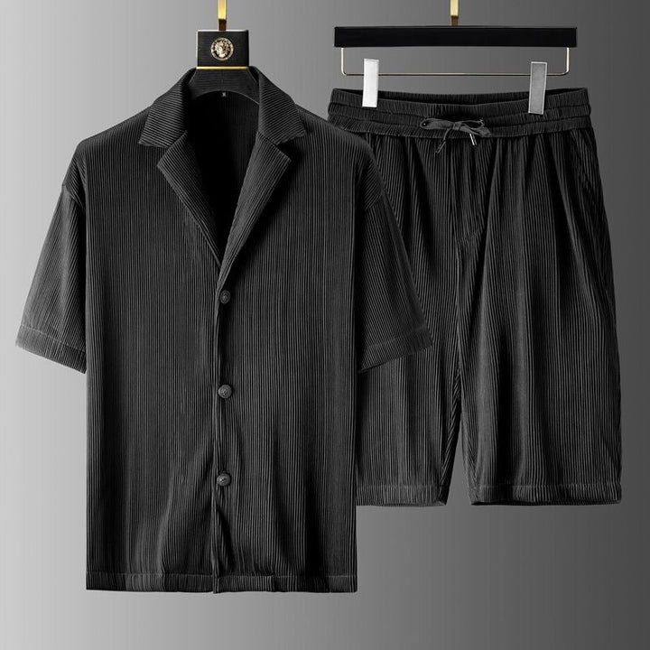 Set coordinato estivo da uomo: camicia e shorts neri. Ideale per la moda estiva e abbigliamento casual.