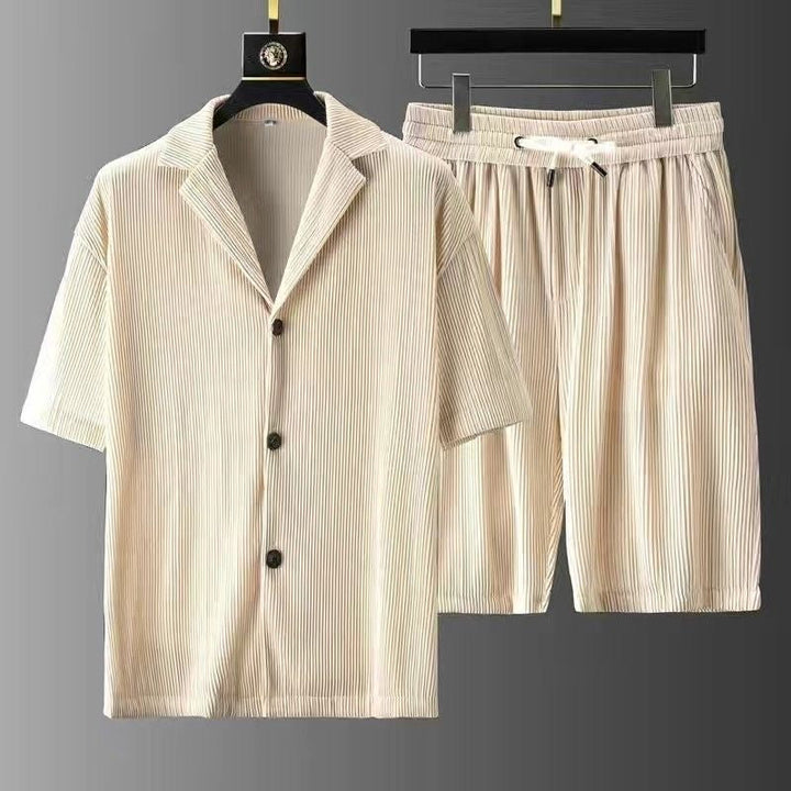 Completo estivo uomo casual con camicia a maniche corte e pantaloncini coordinati. Perfetto per comfort rilassato in beige.