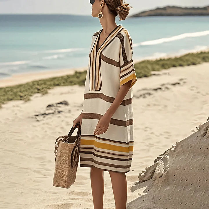 Moda donna: abito a righe midi versatile, scollo a V. Eleganza casual per ogni occasione estiva.