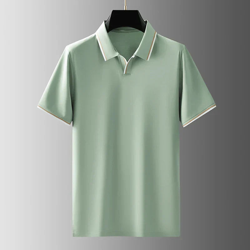 Polo nera uomo elegante, scollo a V e manica corta. Vestibilità sartoriale, ideale per moda maschile casual chic.