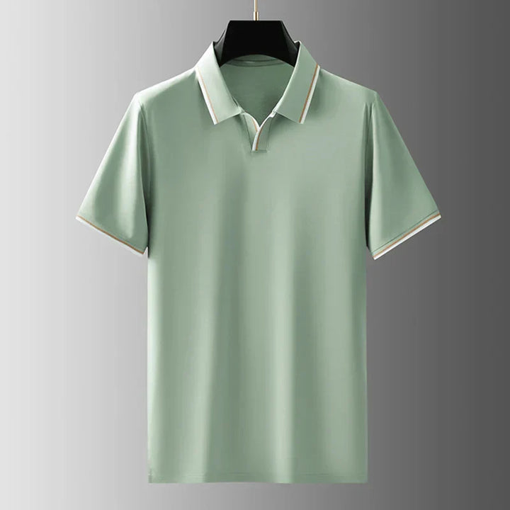 Polo nera uomo elegante, scollo a V e manica corta. Vestibilità sartoriale, ideale per moda maschile casual chic.