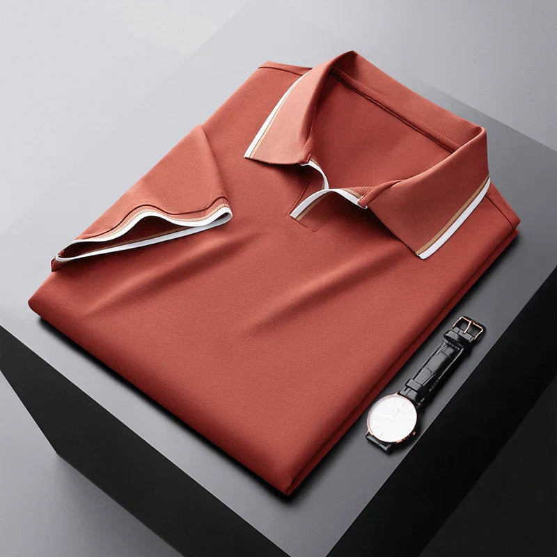 Polo azzurra uomo elegante, scollo a V e vestibilità sartoriale. Ideale per un look raffinato e casual chic estivo.