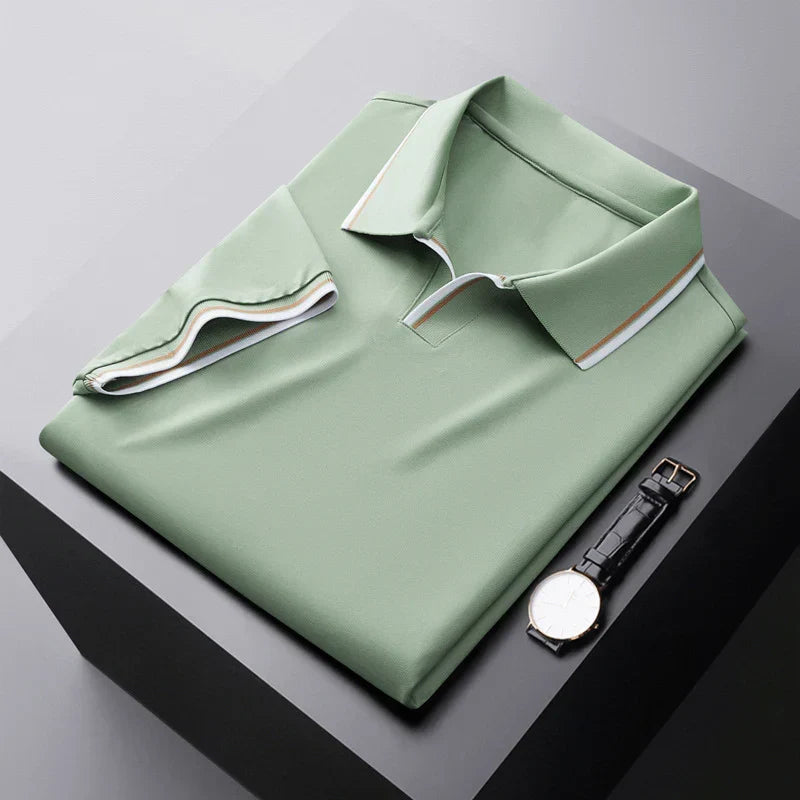 Polo bianca uomo elegante con scollo a V e vestibilità sartoriale. Ideale per abbigliamento estivo e moda maschile.