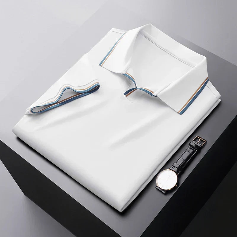 Polo uomo elegante manica corta, scollo a V, vestibilità sartoriale. Perfetta per look raffinato casual chic.