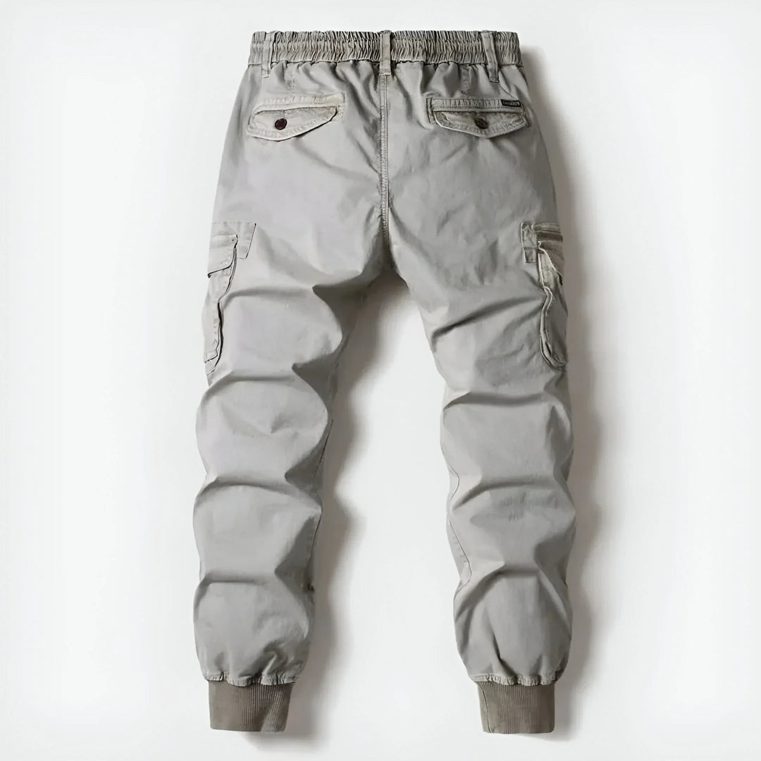 Moda maschile: pantaloni cargo da uomo in khaki, comodi e versatili per ogni giorno, con tasche laterali.