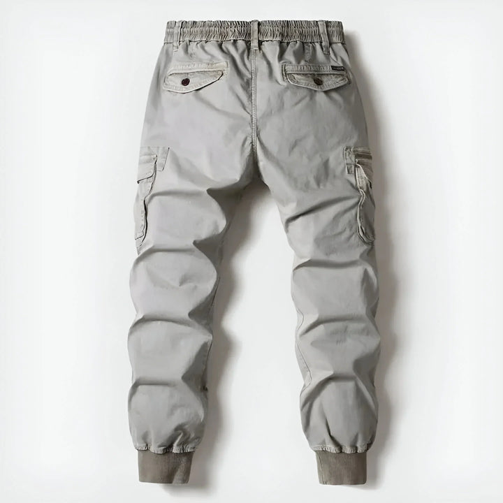 Moda maschile: pantaloni cargo da uomo in khaki, comodi e versatili per ogni giorno, con tasche laterali.