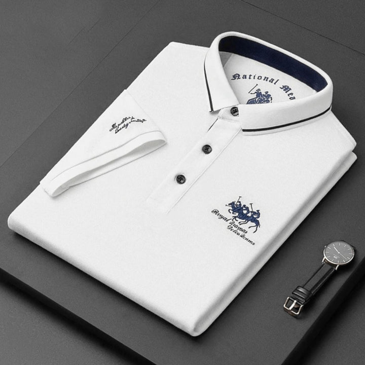 Morbida polo uomo in poliestere traspirante, con distintivo ricamo per comfort quotidiano.