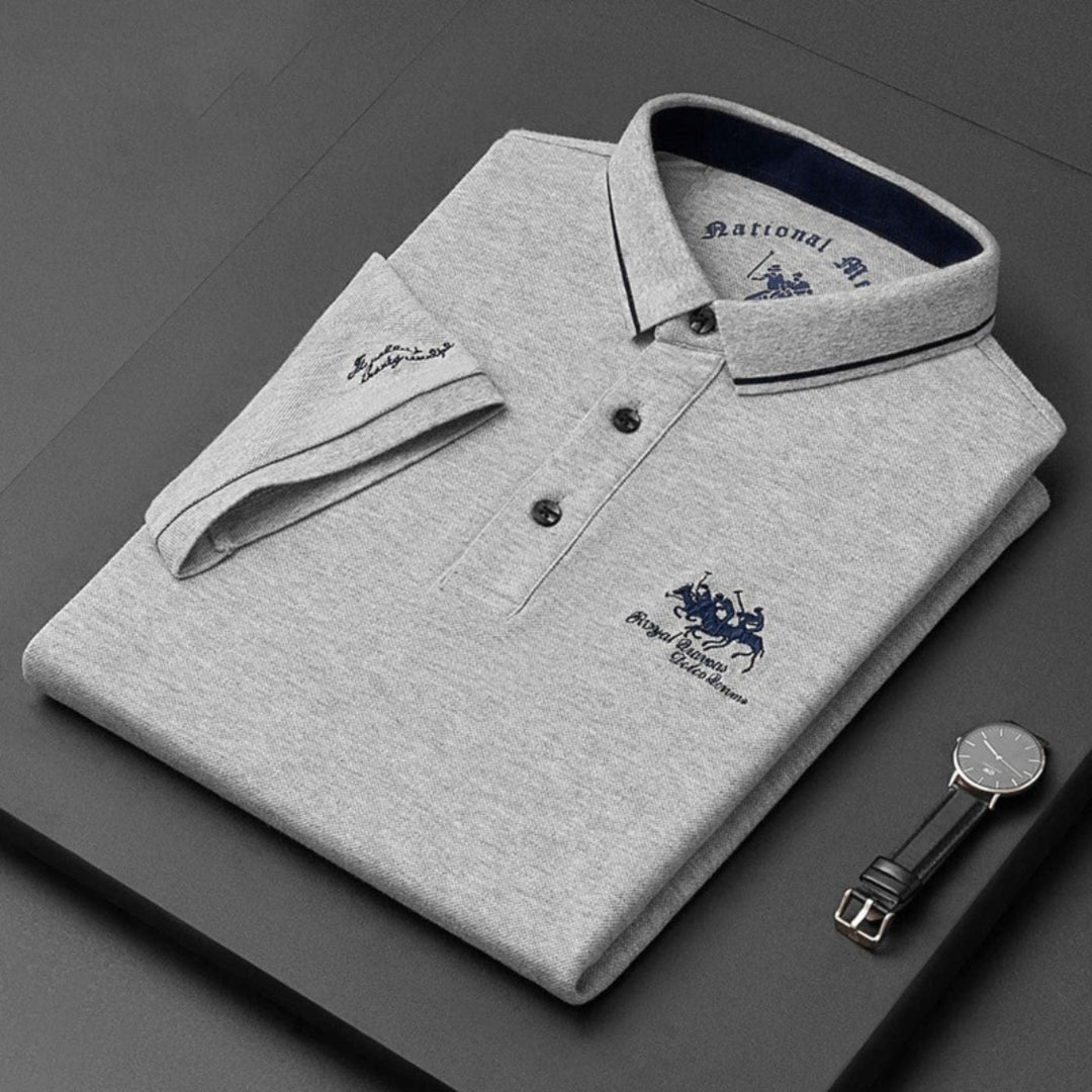 Polo uomo versatile con ricamo, in tessuto traspirante. Stile e comfort per ogni occasione.