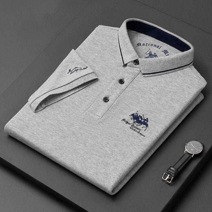 Polo uomo versatile con ricamo, in tessuto traspirante. Stile e comfort per ogni occasione.