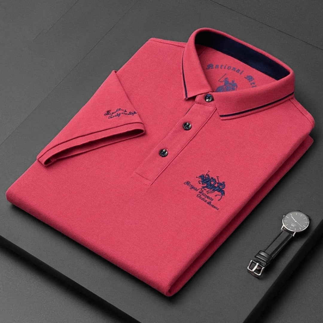 Elegante polo uomo traspirante estiva in poliestere con finitura ricamata e manica corta.