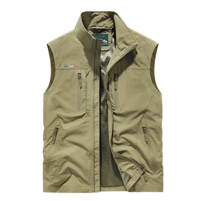 Gilet uomo leggero cachi, versatile per outdoor e tempo libero. Abbigliamento senza maniche, ideale per ogni stagione.