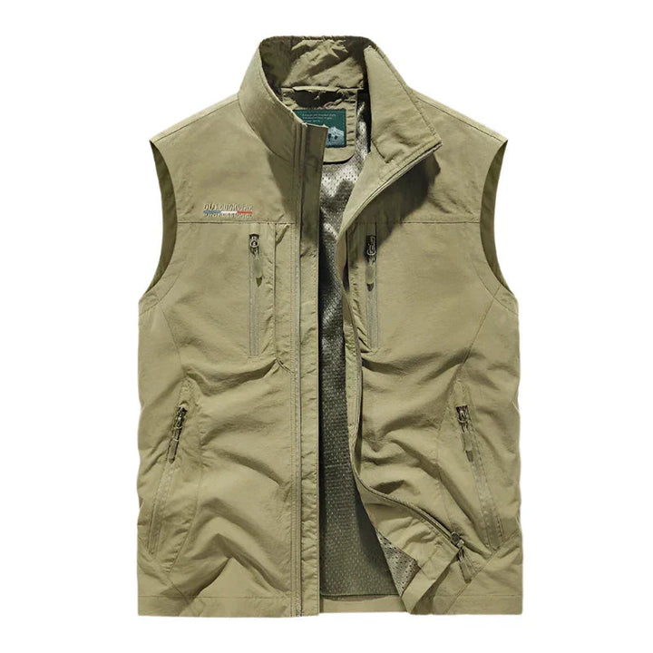 Gilet uomo leggero cachi, versatile per outdoor e tempo libero. Abbigliamento senza maniche, ideale per ogni stagione.