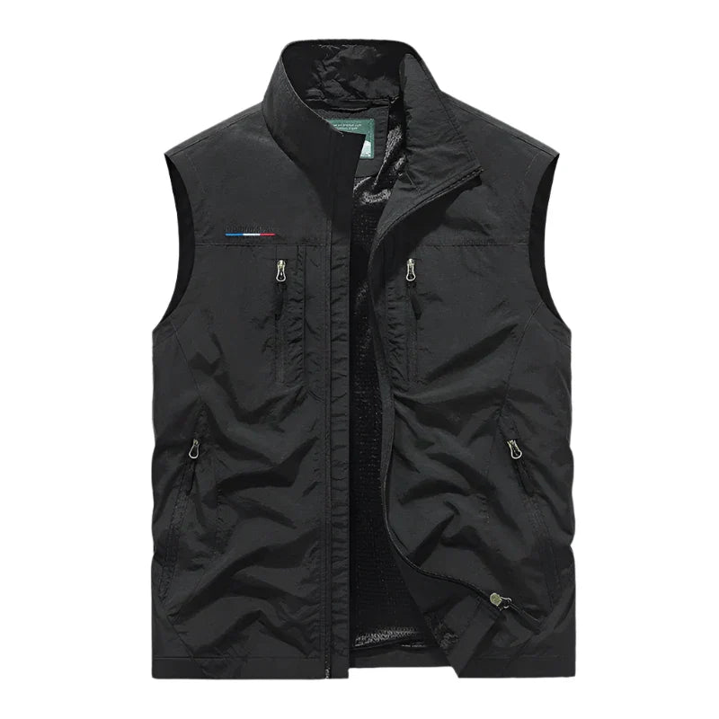 Gilet uomo multitasche nero, pratico e versatile per escursioni e attività outdoor. Abbigliamento leggero senza maniche.