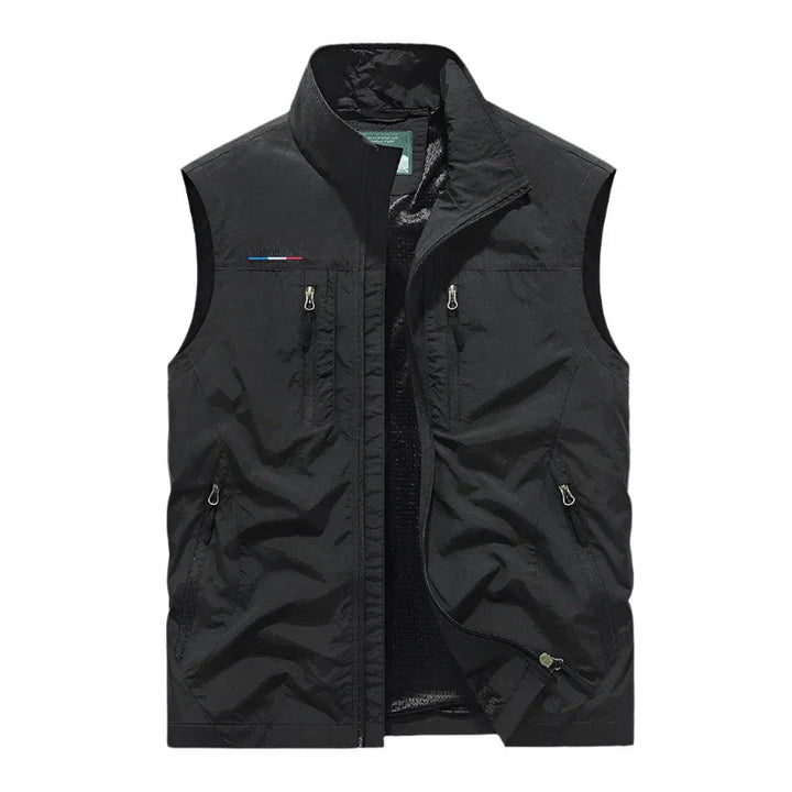 Gilet uomo multitasche nero, pratico e versatile per escursioni e attività outdoor. Abbigliamento leggero senza maniche.