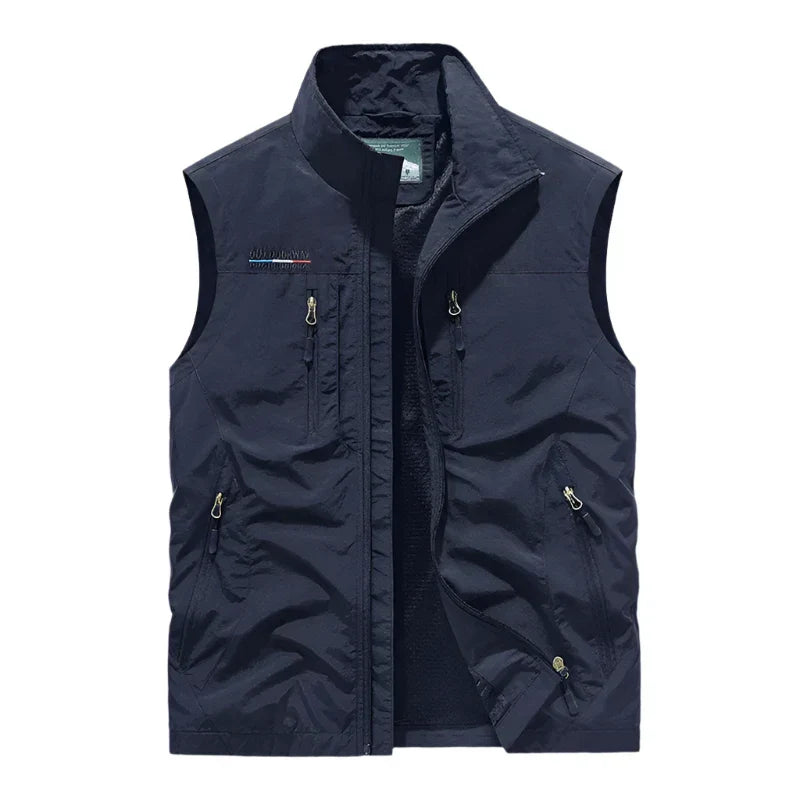 Gilet multitasche uomo leggero, versatile per avventure outdoor. Abbigliamento senza maniche cachi, per massima praticità.