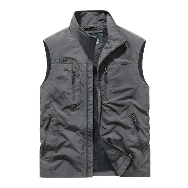 Gilet uomo versatile, leggero e confortevole. Abbigliamento outdoor senza maniche, ideale per viaggi ed escursioni. Cachi o nero.