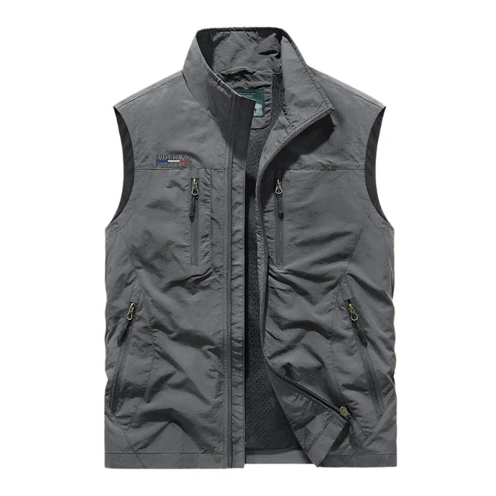 Gilet uomo versatile, leggero e confortevole. Abbigliamento outdoor senza maniche, ideale per viaggi ed escursioni. Cachi o nero.