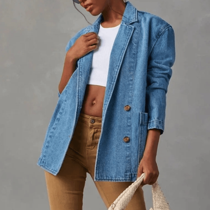 Elegante giacca denim da donna, ideale per un look casual-chic. Abbigliamento moda versatile per ogni outfit.