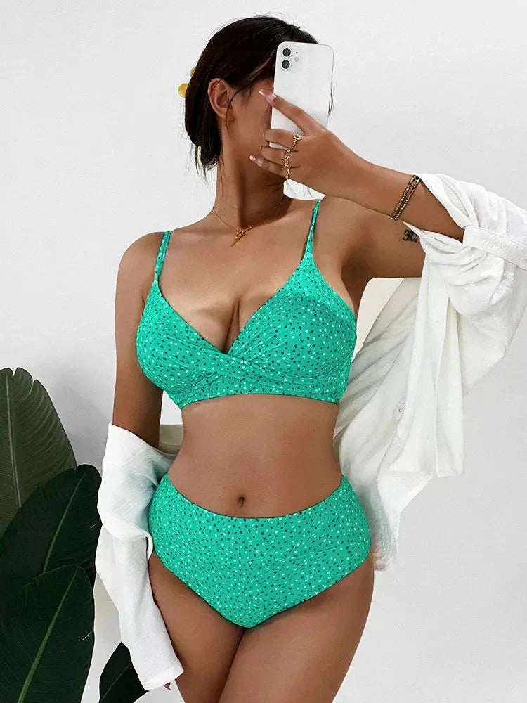 Bikini donna due pezzi vita alta, per una giornata rilassante in piscina o al mare estivo.