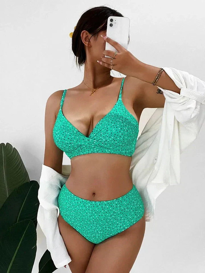 Bikini donna due pezzi vita alta, per una giornata rilassante in piscina o al mare estivo.