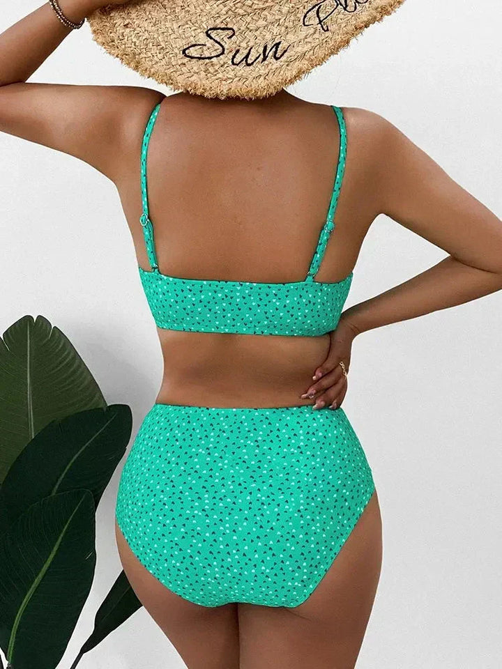 Costume da bagno classico: bikini due pezzi donna vita alta, ideale per l'estate chic.