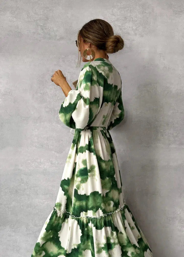 Maxi abito da donna elegante verde e bianco, scollo a V, ideale per cerimonia o evento estivo. Fluido e raffinato.