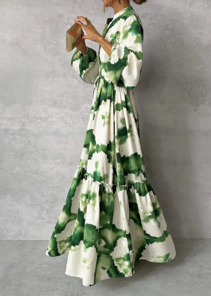 Abito lungo svasato da donna verde e bianco, con scollo a V. Offre comfort e stile estivo raffinato e alla moda.