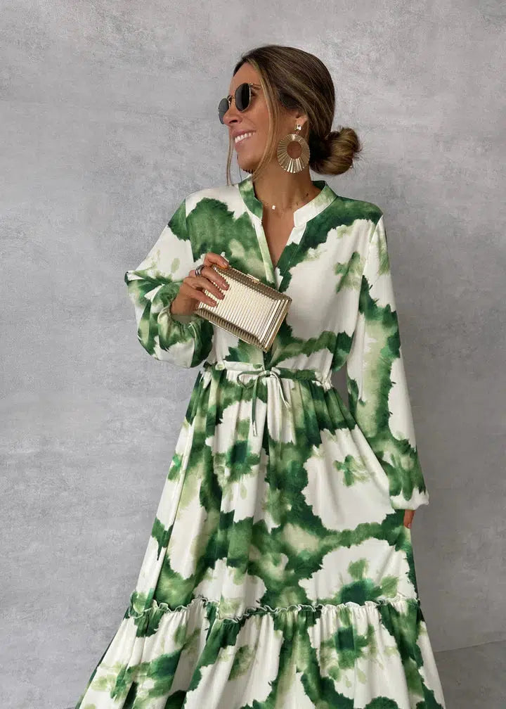 Abito lungo svasato da donna con scollo a V, verde e bianco. Perfetto per un look estivo elegante e fluido.