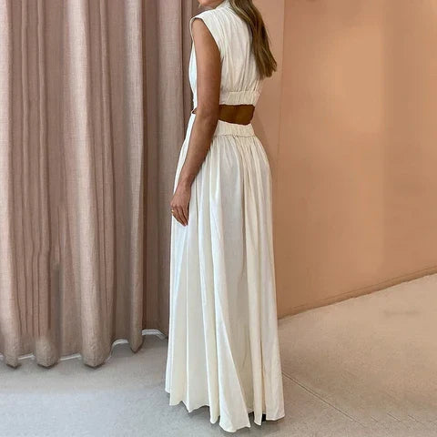 Moda donna: abito lungo plissettato elegante collo alto, senza maniche, vestito fluido per un tocco di classe.