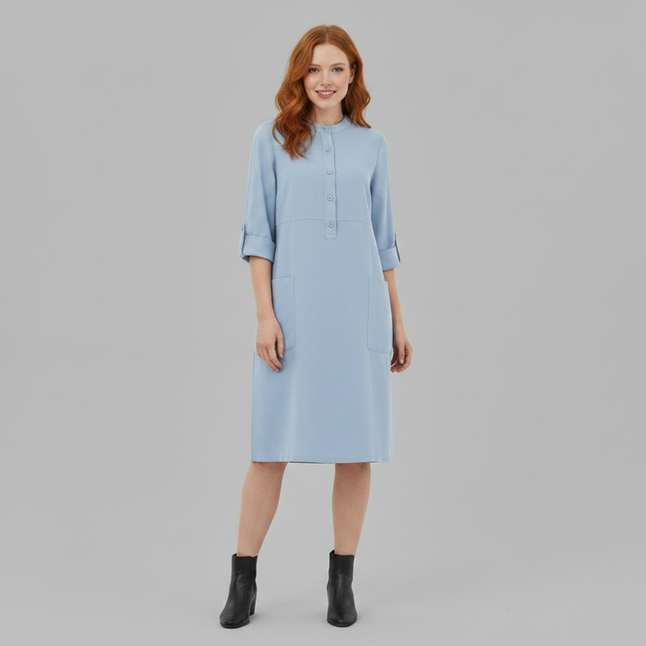 Donna che indossa un abito midi casual con maniche tre quarti, ideale per comfort quotidiano ed eleganza.