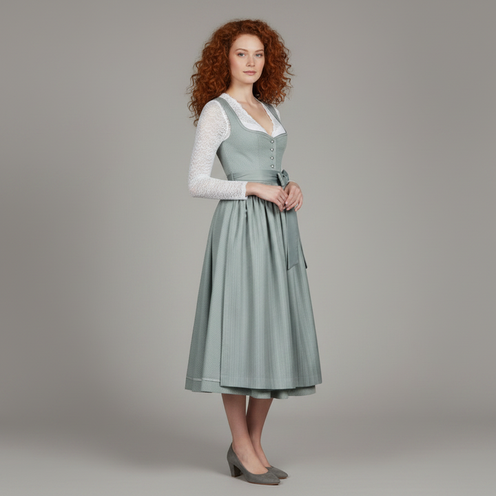 Elegante costume tirolese da donna turchese con grembiule e blusa, ideale per Oktoberfest e celebrazioni.