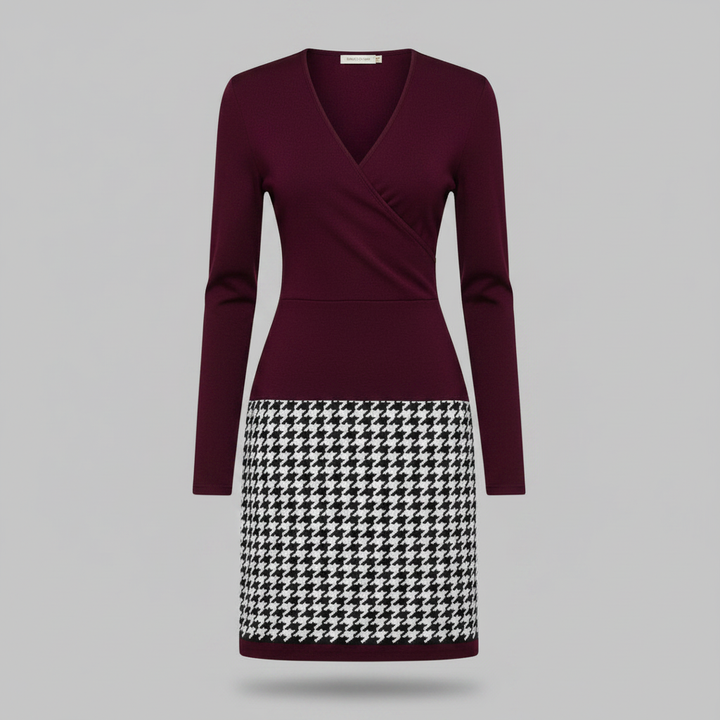 Modella indossa abito midi donna elegante, stampa a quadri, scollo a V e maniche lunghe. Look autunno-inverno.