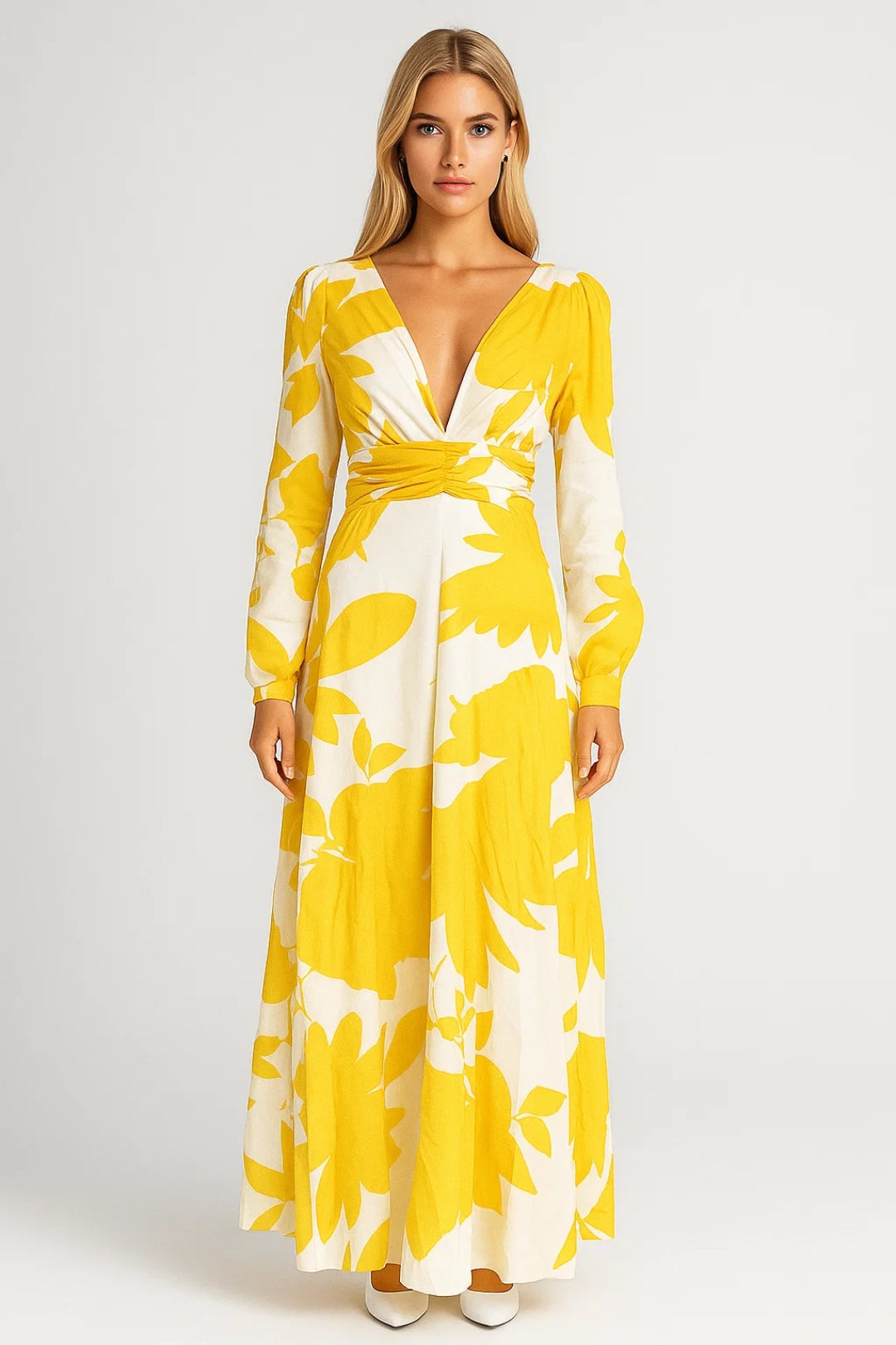 Vestito lungo donna giallo elegante con scollo profondo e linea fluida, ideale come abito estivo o da sera versatile.