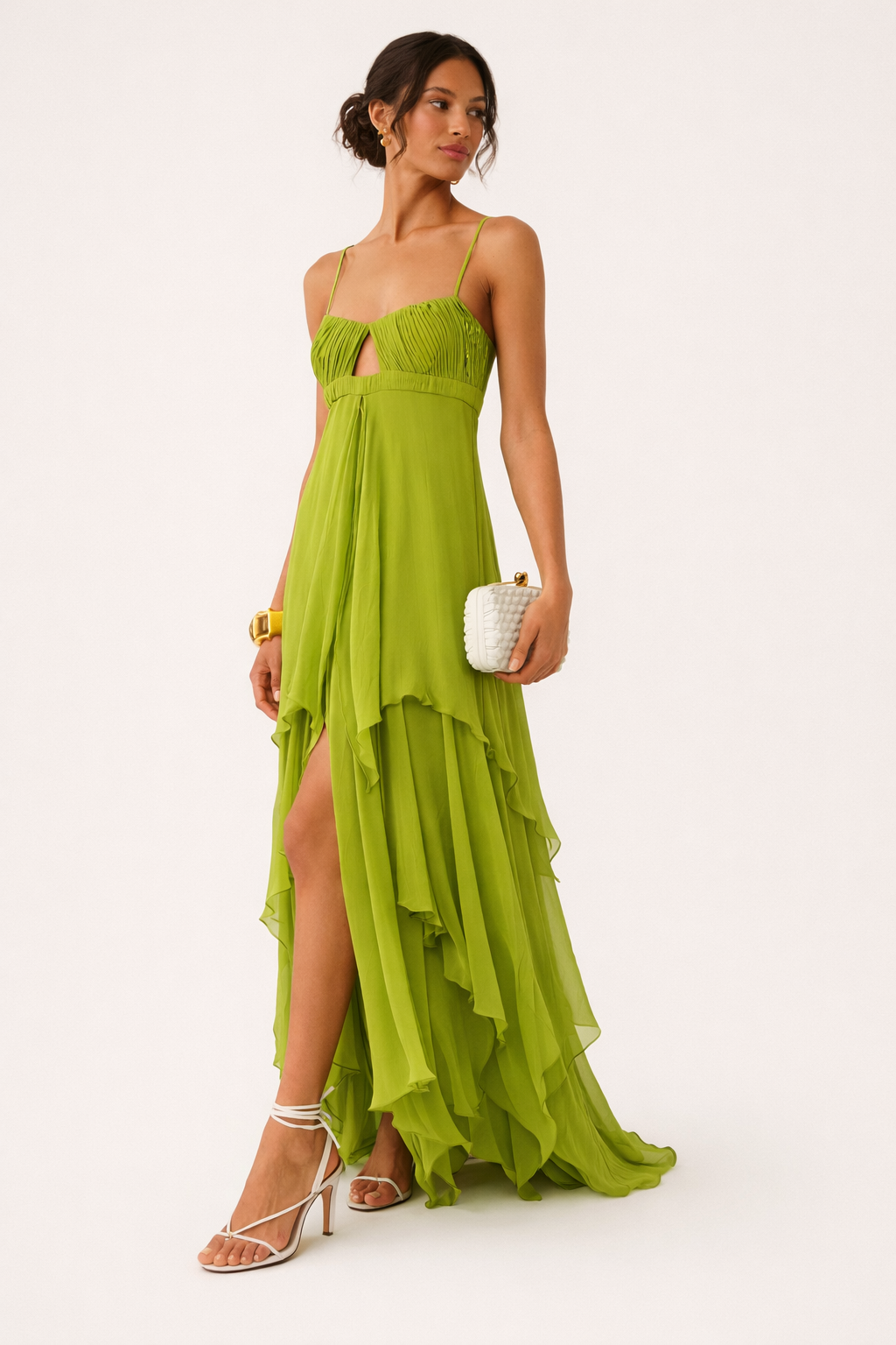Abito lungo verde smeraldo da donna, stile bohémien, con raffinati cut-out e dettagli volant, ideale primavera estate.