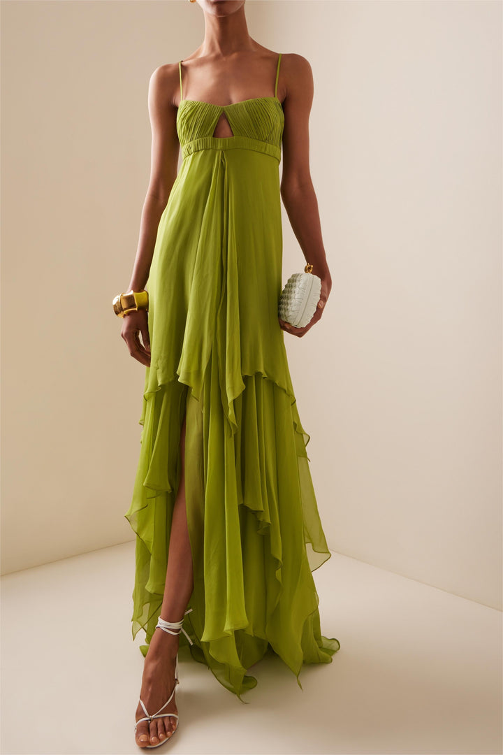 Maxi dress donna verde con cut-out sul punto vita e volant fluidi, abito da sera elegante per un look chic estivo.