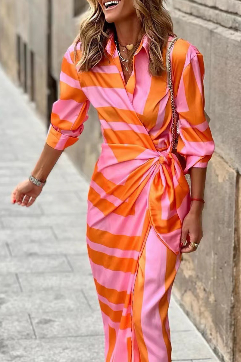 Vestito maxi donna elegante a righe bicolore con drappeggio twist, perfetto per un look estivo e di tendenza.